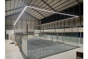 Montako valonheitintä padelkenttä tarvitsee?
