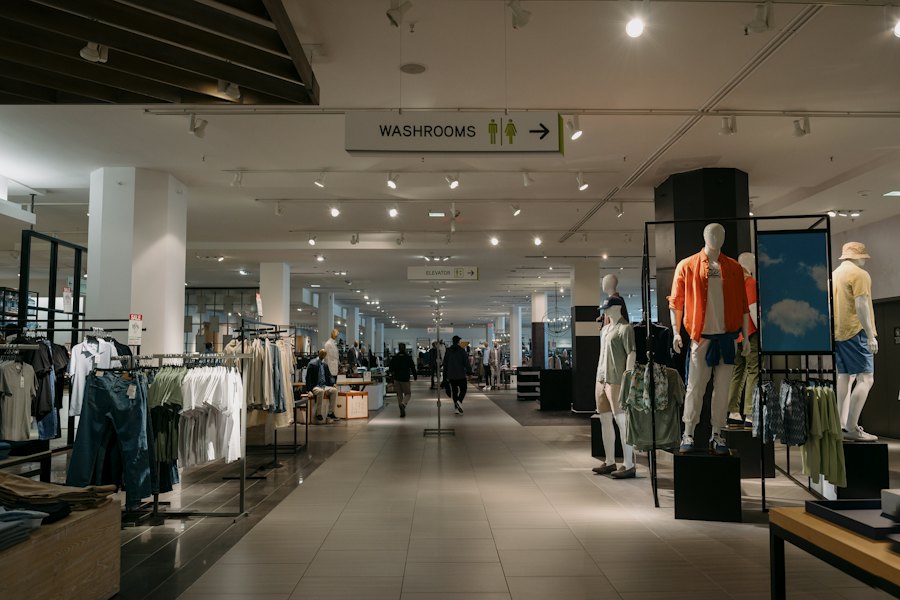Hyvin valaistu vaatemyymälä mallinukkeineen