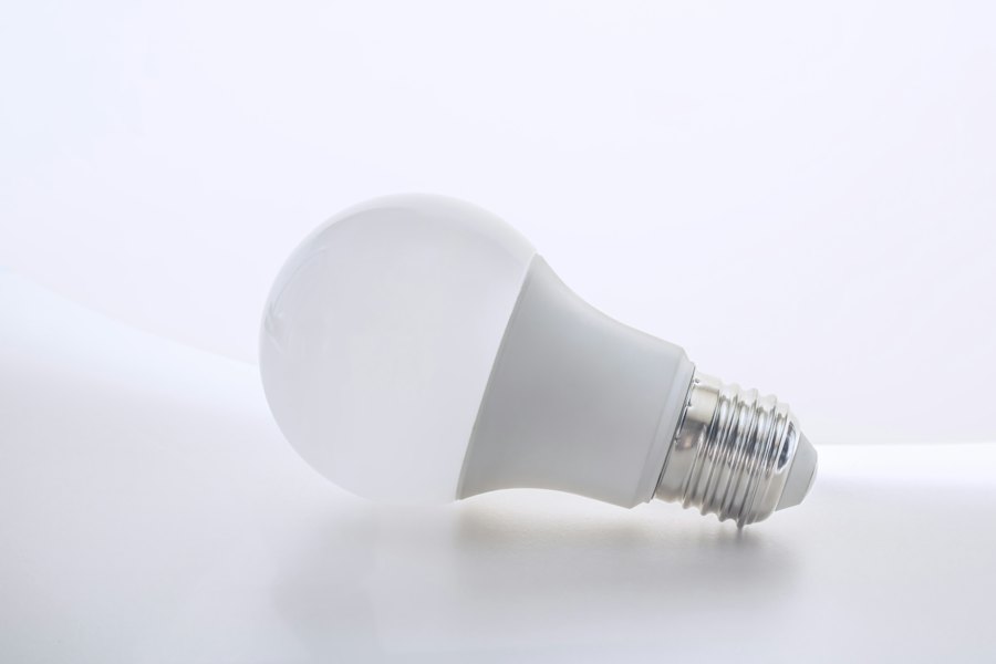 Valkoinen LED-lamppu E27-kannalla