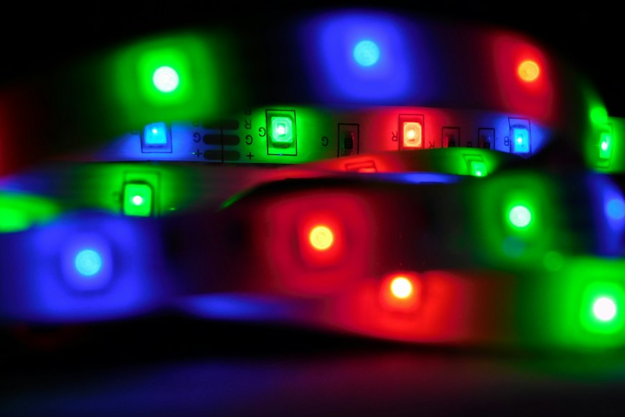 RGB LED-nauha, jossa punaisia, vihreitä ja sinisiä LEDejä