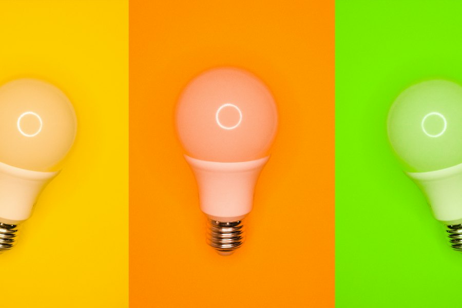 Kolme LED-lamppua värikästä taustaa vasten