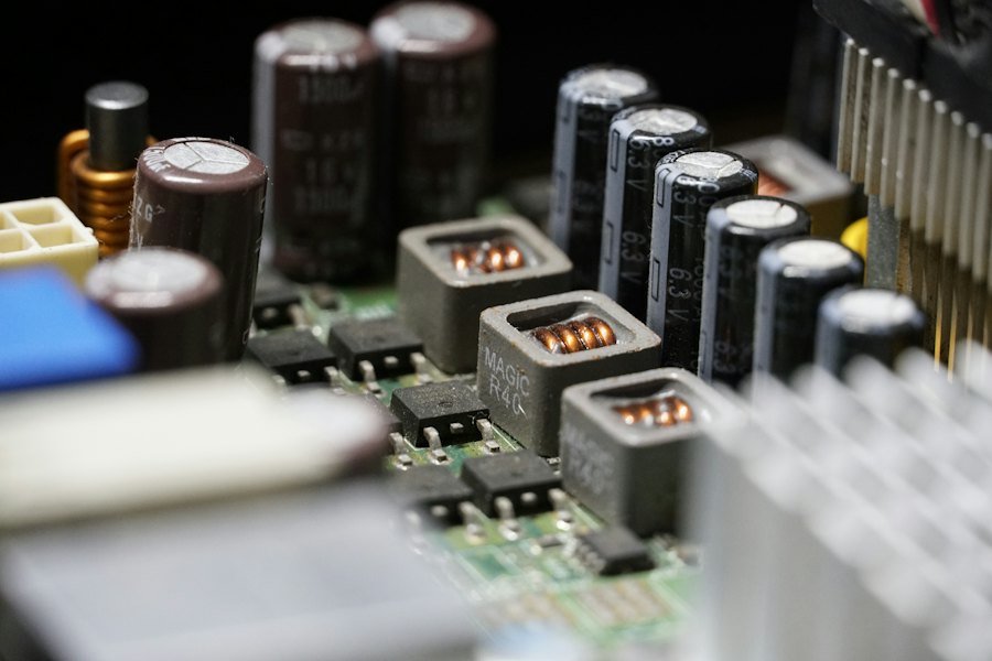 Elektroniikkaa ja kondensaattoreita, kuten LED-ajurissa