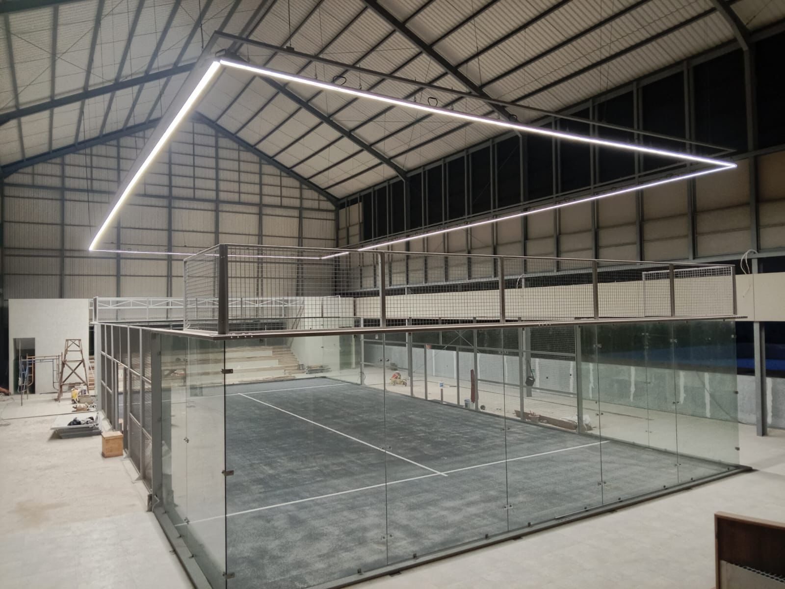 Padelkentät valaistuna lineaarisella LED-linjavalaistuksella (1)