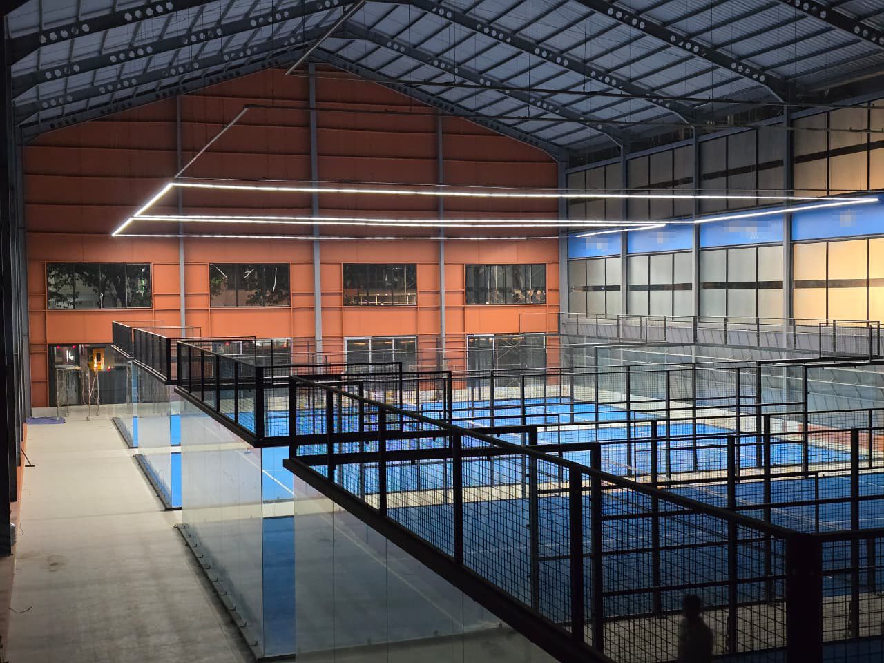 Padelkentät valaistuna lineaarisella LED-linjavalaistuksella (2)