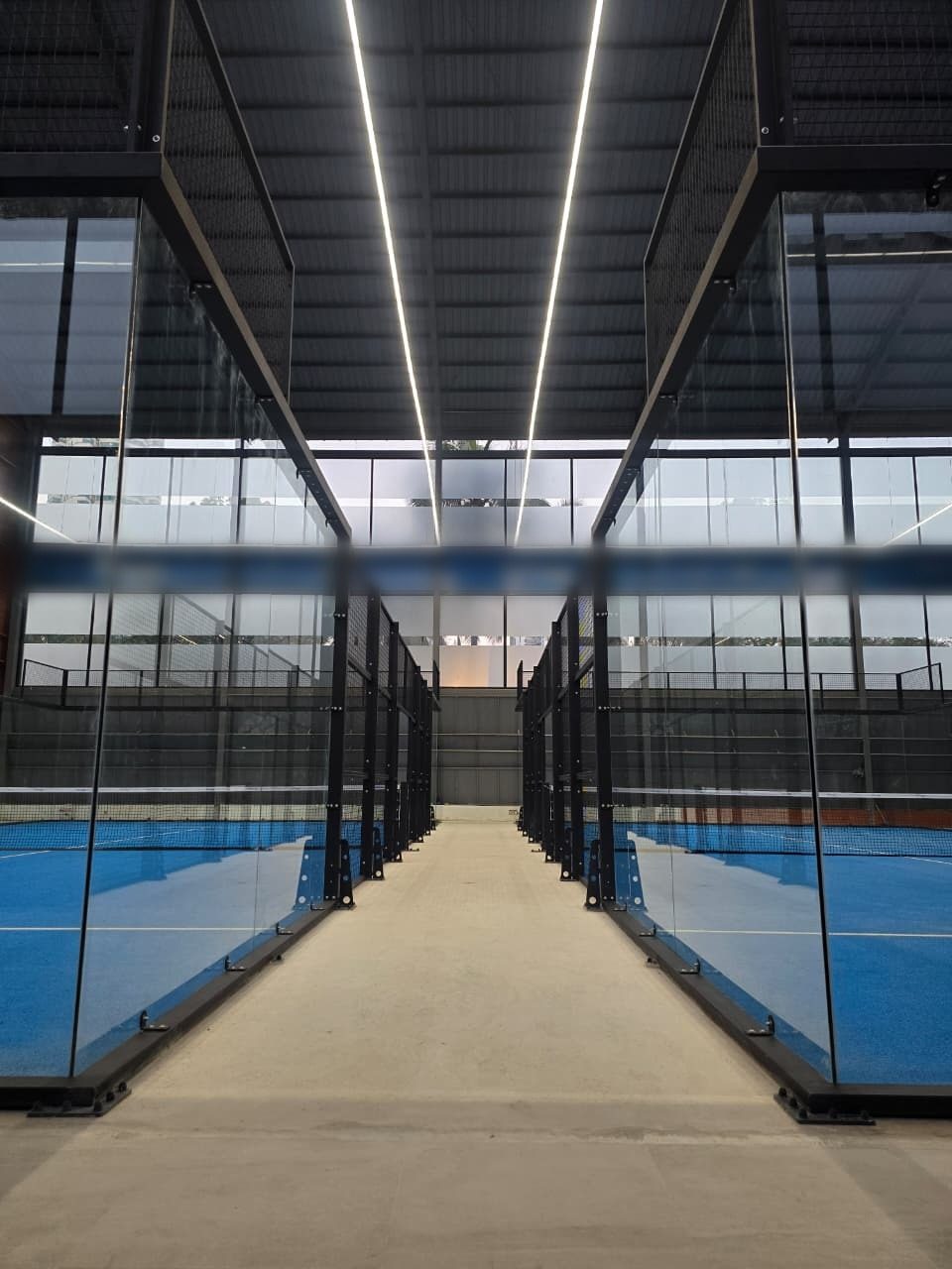Padelkentät valaistuna lineaarisella LED-linjavalaistuksella (3)