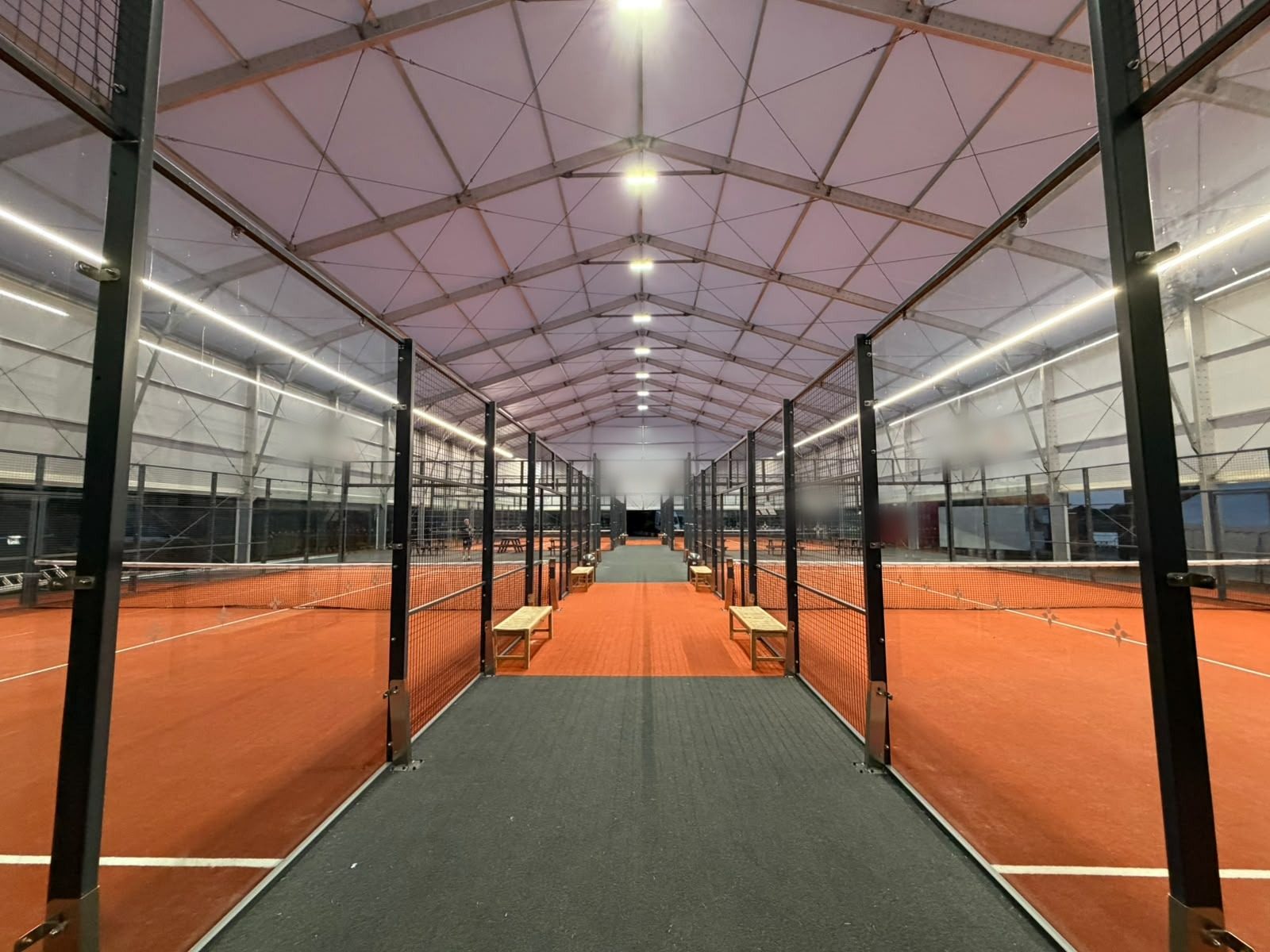 Padelkentät valaistuna lineaarisella LED-linjavalaistuksella (4)