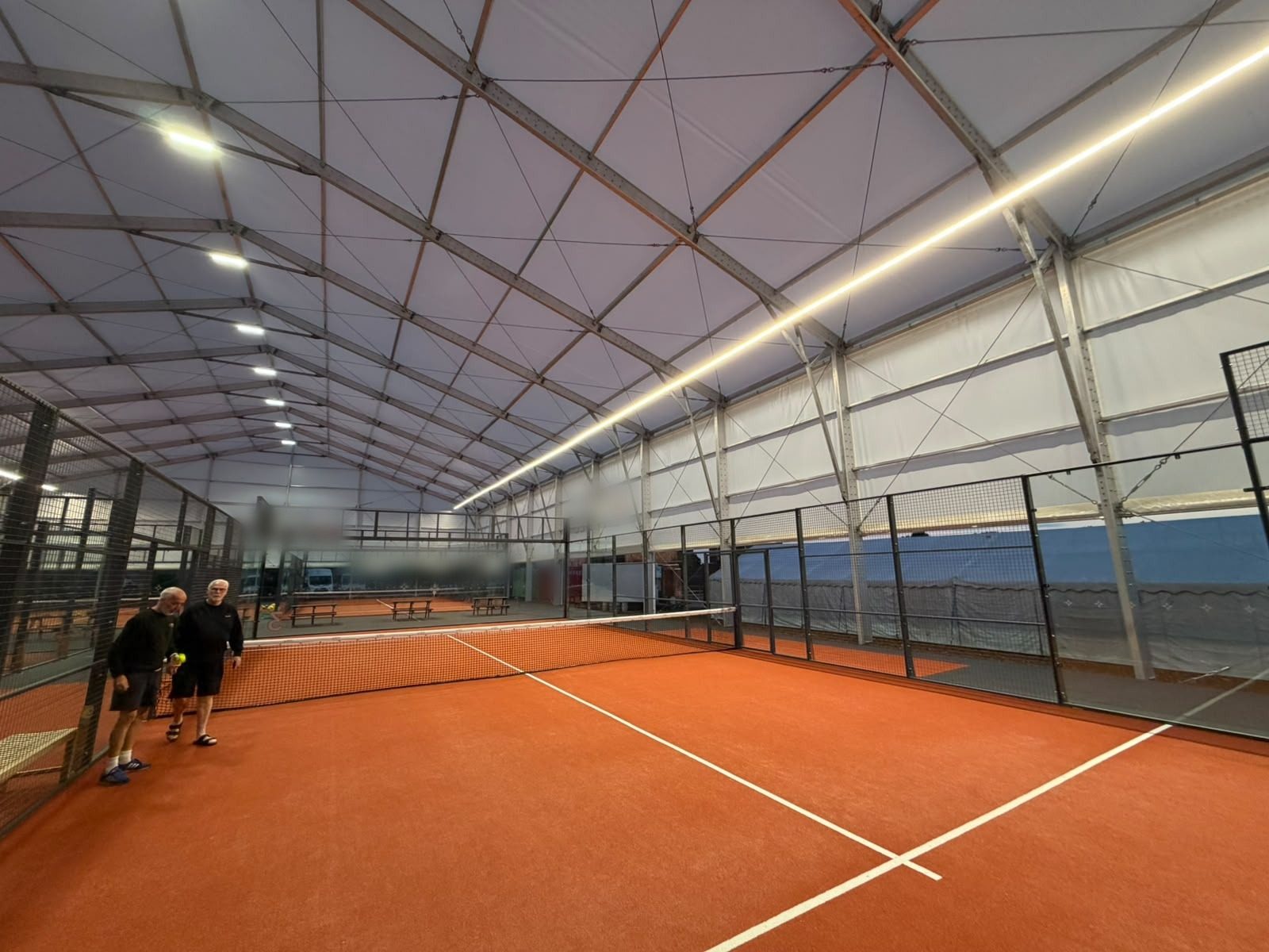 Padelkentät valaistuna lineaarisella LED-linjavalaistuksella (5)